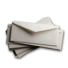 Белые почтовые конверты с треугольным клапаном